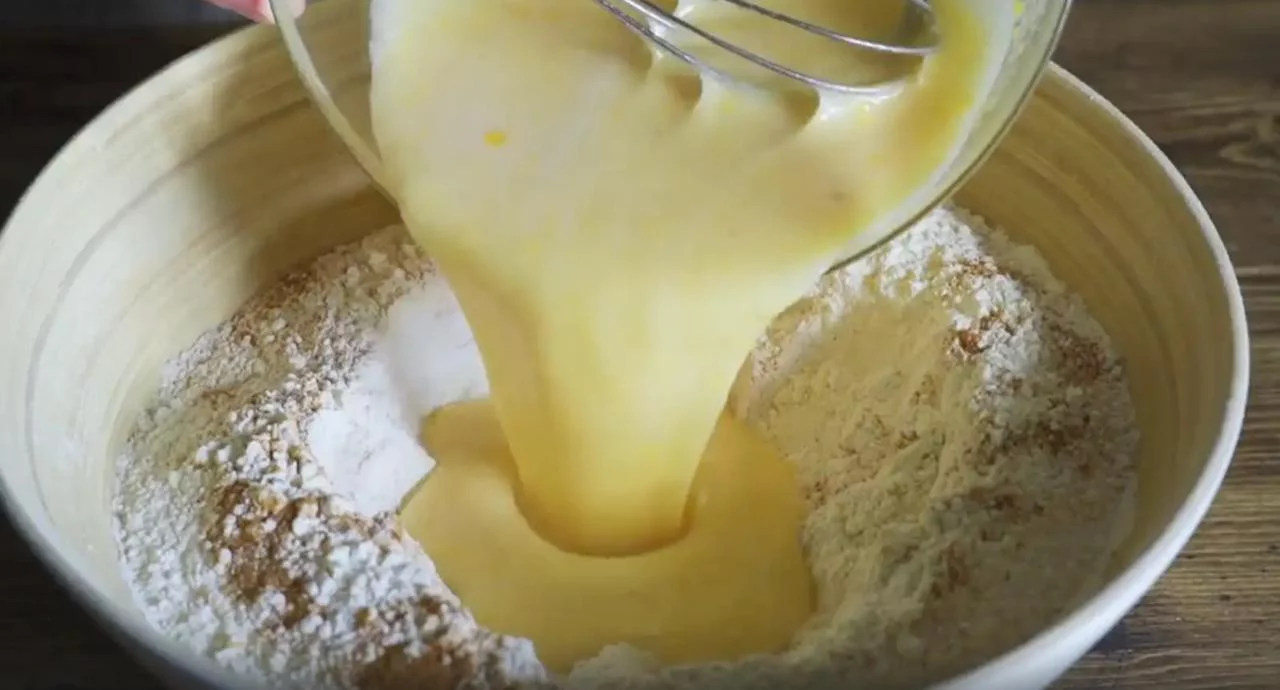 Соедините сухие и жидкие ингредиенты