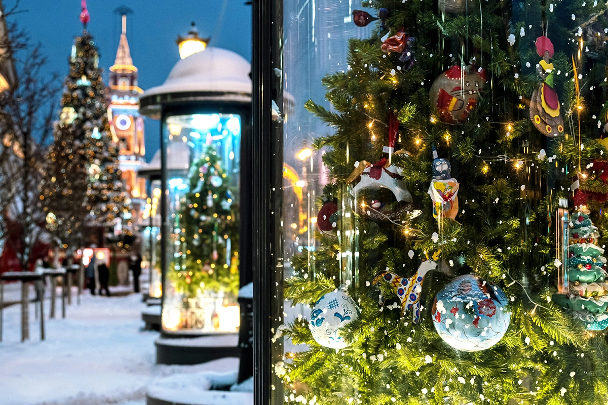 Новогодние инсталляции у Гостиного двора в Санкт-Петербурге