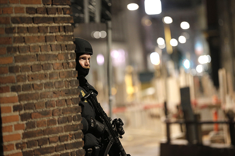 Полицейский в центре Копенгагена, где было совершено нападение на синагогу