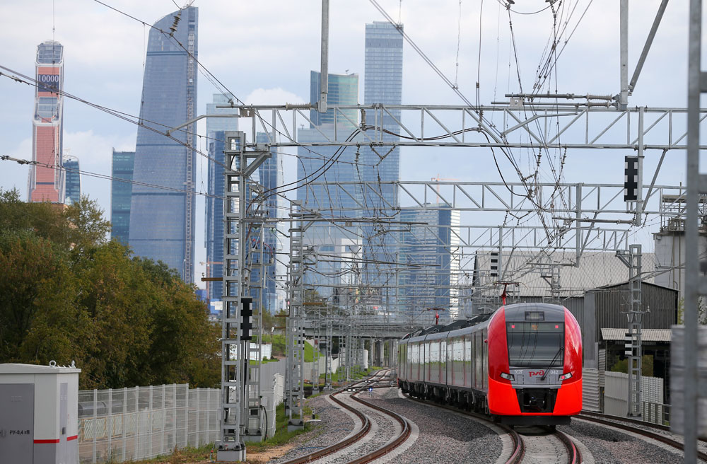 Электропоезд &laquo;Ласточка&raquo; на&nbsp;фоне &laquo;Москва-Сити&raquo;