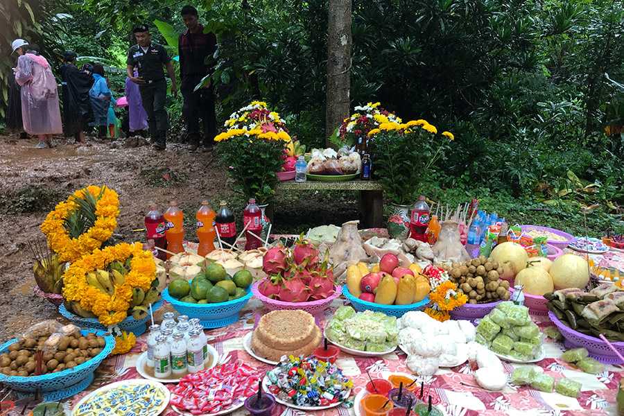 Родственники пропавших и жители города Чианграй несут ко входу в пещеру фрукты, сладости и напитки, чтобы задобрить духов пещеры Кхао Луанг
&nbsp;
