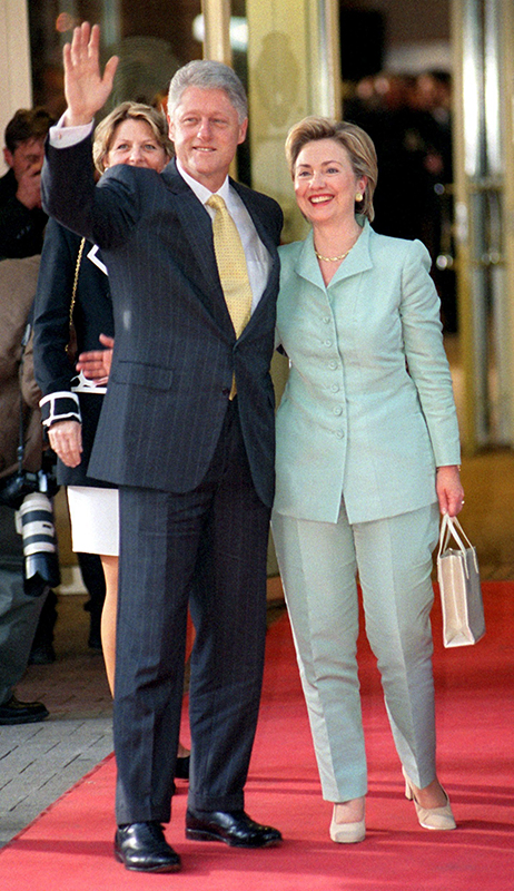 Президент США Билл Клинтон и&nbsp;Хиллари Клинтон, первая леди США в&nbsp;1993&ndash;2001 годах

