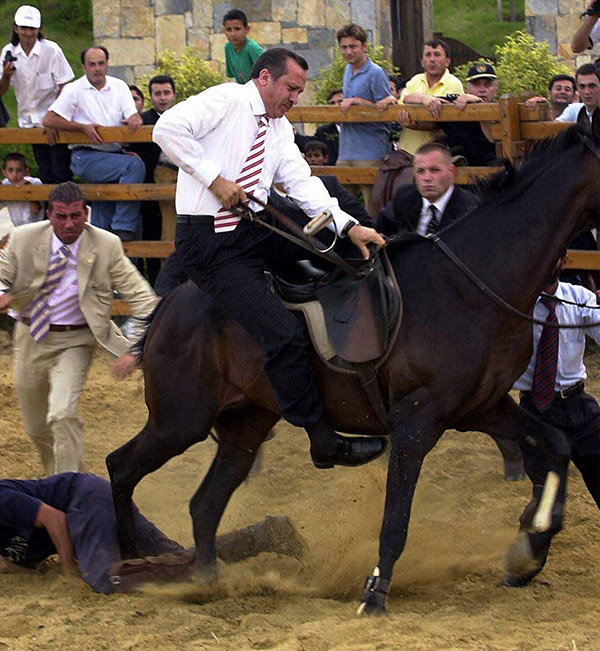 Реджеп Тайип Эрдоган пытался оседлать лошадь на открытии парка в Стамбуле в 2003 году, в то время он занимал пост премьер-министра страны. Попытка закончилась неудачей: политик выпал из седла, но не пострадал
