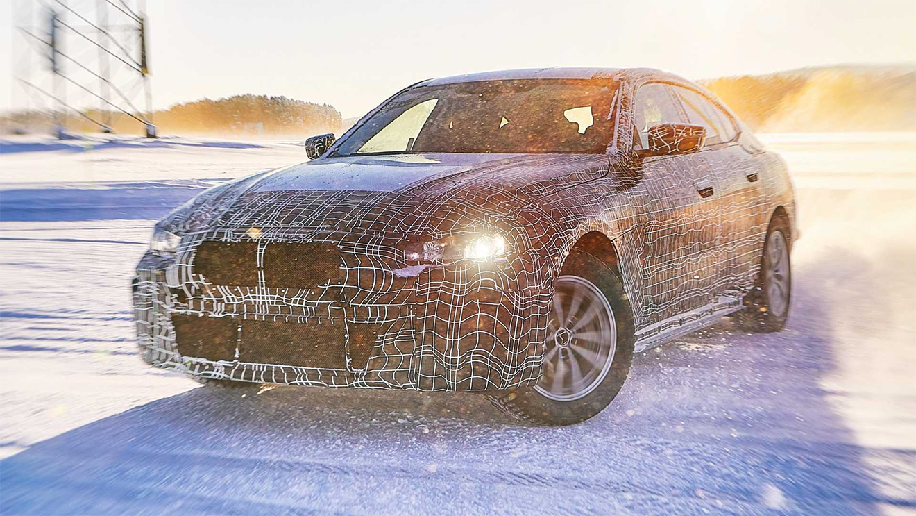 BMW покажет публике предсерийный образец своего нового электрического седана i4. Автомобиль сможет разгоняться до сотни менее чем за 4 секунды, а его максимальная скорость превысит 200 км в час. Мощность электрокара составит около 390 кВт, что эквивалентно 530 лошадиным силам. По этим показателям силовая установка i4 сопоставима с восьмицилиндровым 4,4-литровым бензиновым агрегатом с двумя турбинами, который устанавливают на флагманские модели BMW. Без подзарядки новинка сможет проехать около 600 км, а пополнить запас аккумуляторов на 80% можно будет всего за 35 минут.


