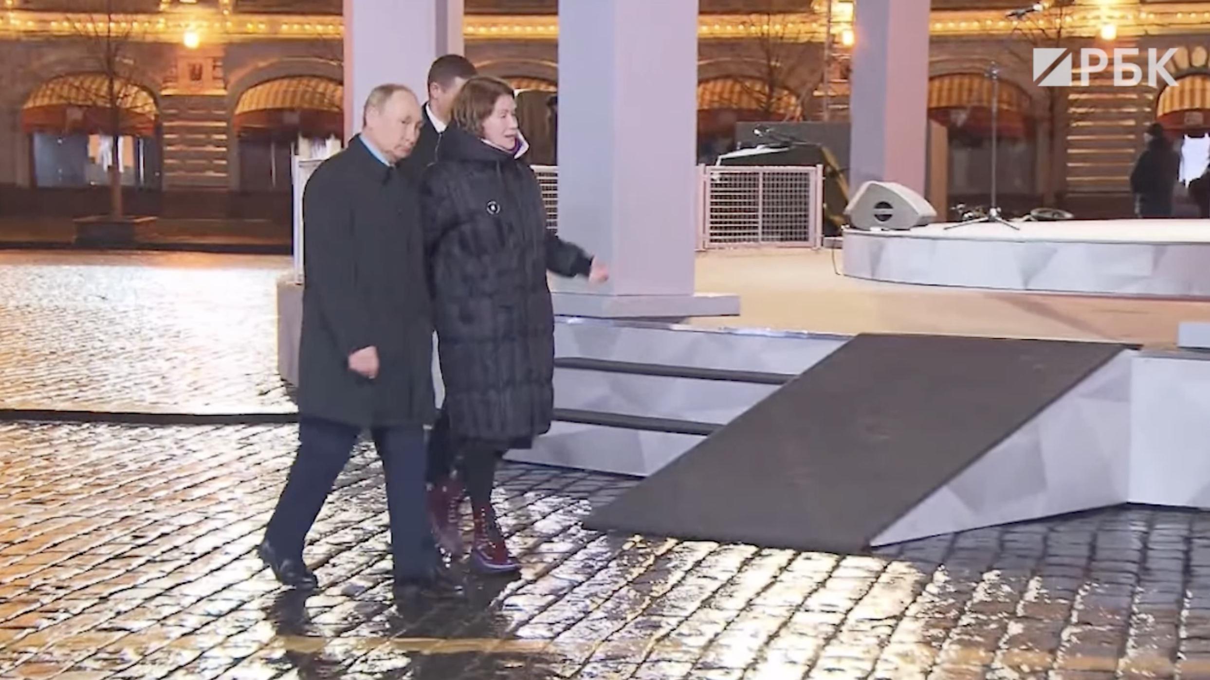 Путин посетил выставку об обороне Москвы на Красной площади