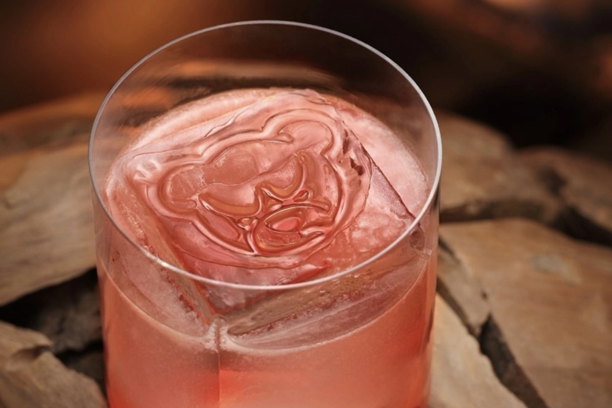 Коктейль называется Tingly Jam и был создан в память о друге Ширана, диджее Джамале Эдвардсе, который умер в 2022 году