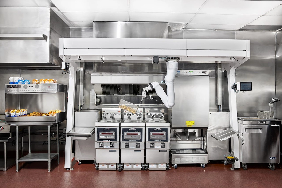 На стороне горячего цеха самый известный «кухонный напарник» — Flippy от компании Miso Robotics, робот для фритюра и гриля