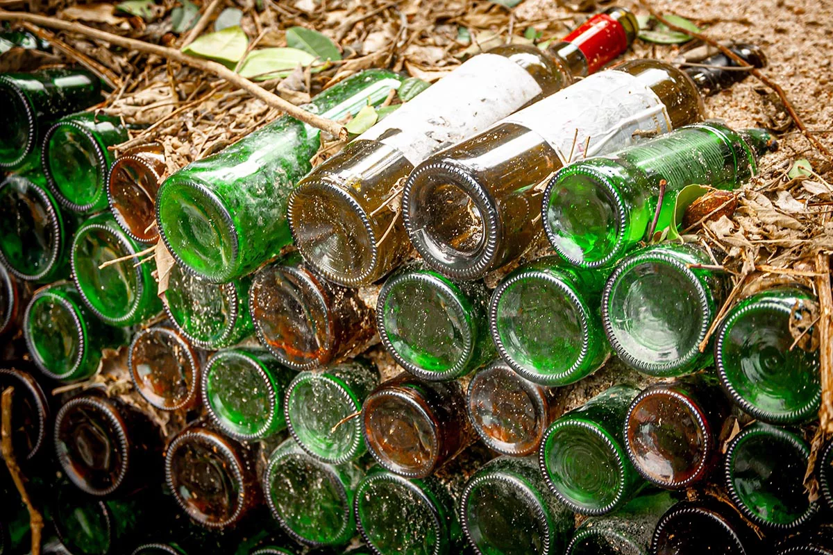 Иногда бутылки из толстого стекла даже используют в качестве строительного материала