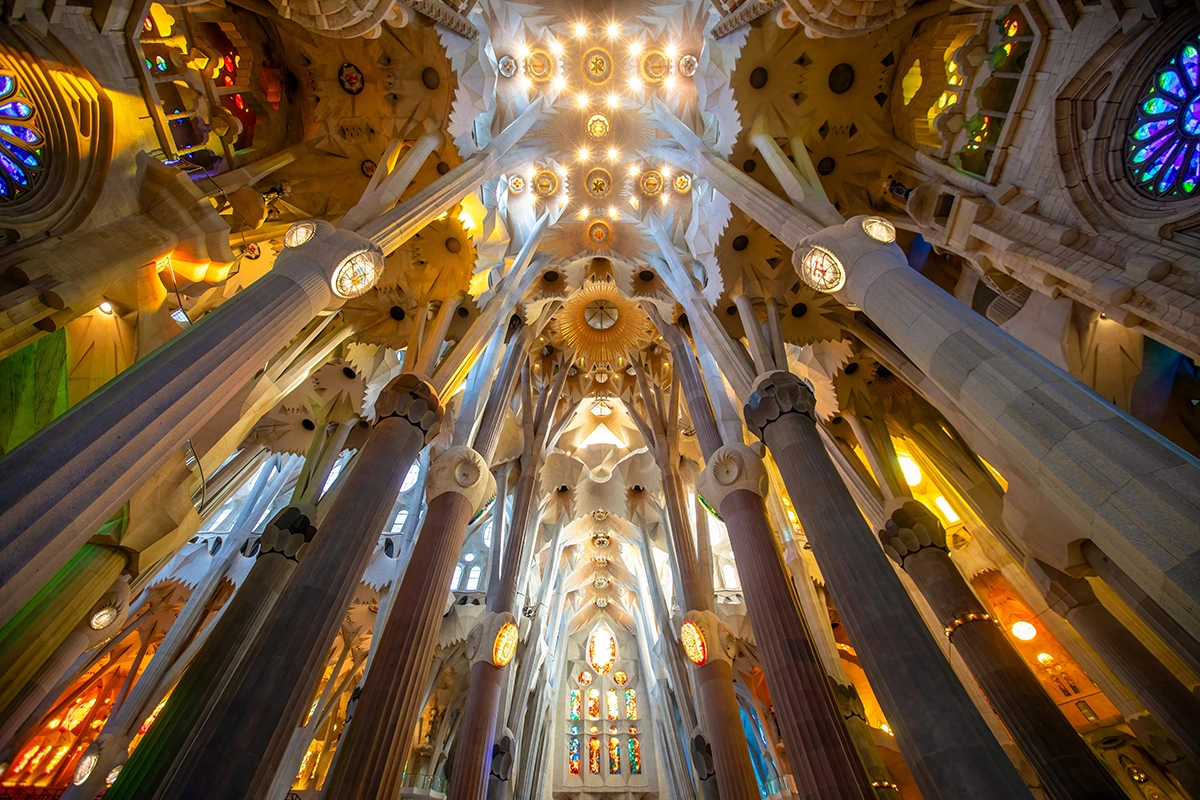 Интерьер Храма Святого Семейства в Барселоне, Испания