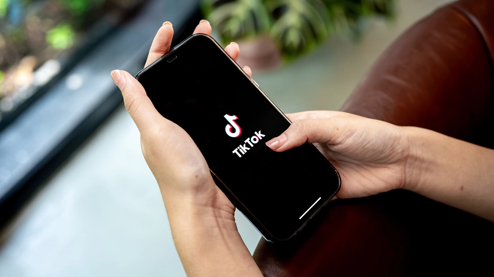 Мы сидели в TikTok целый день. Собрали для вас главные тренды