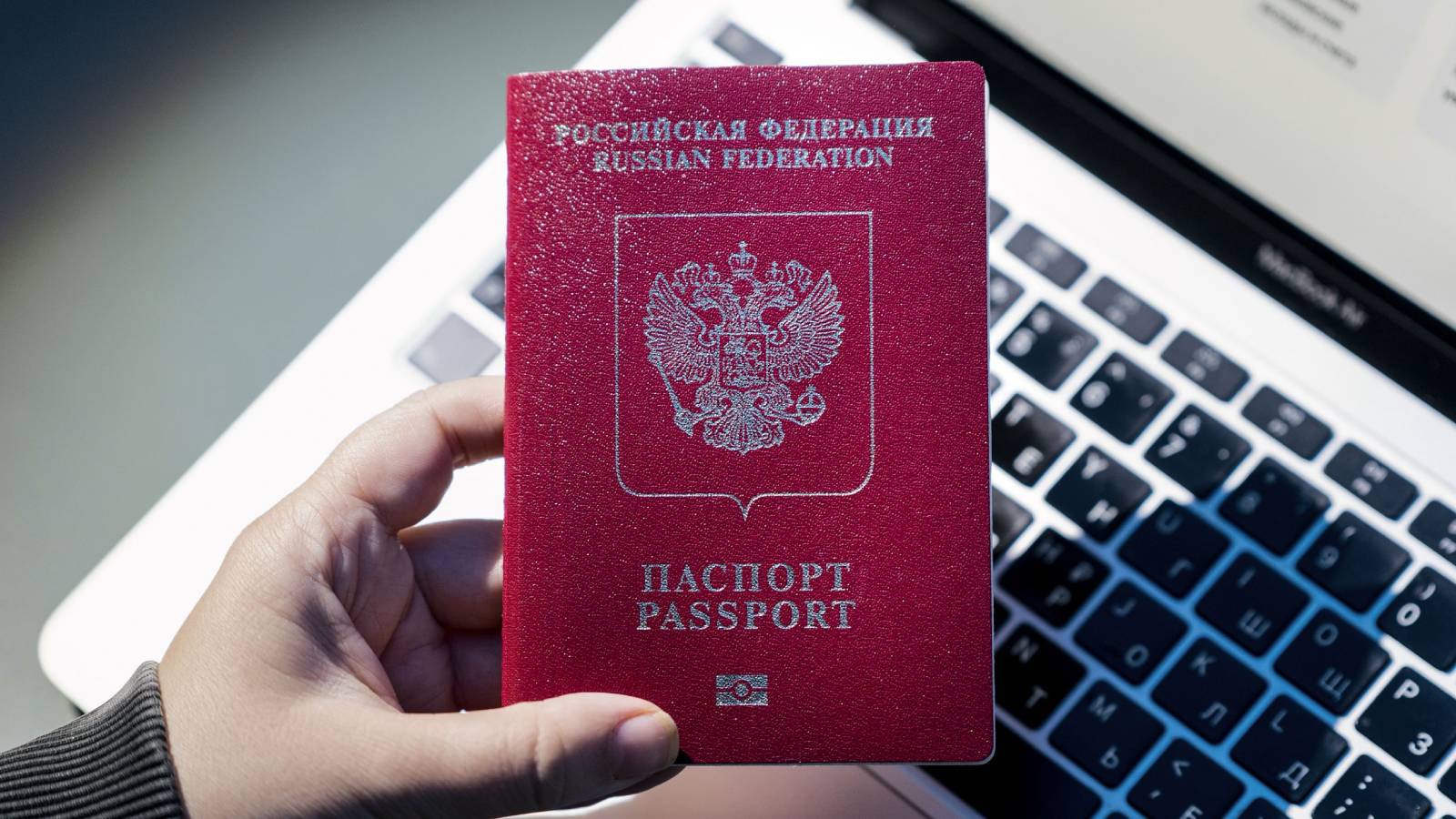 Россиянка взыскала с МВД ущерб за ошибку в загранпаспорте