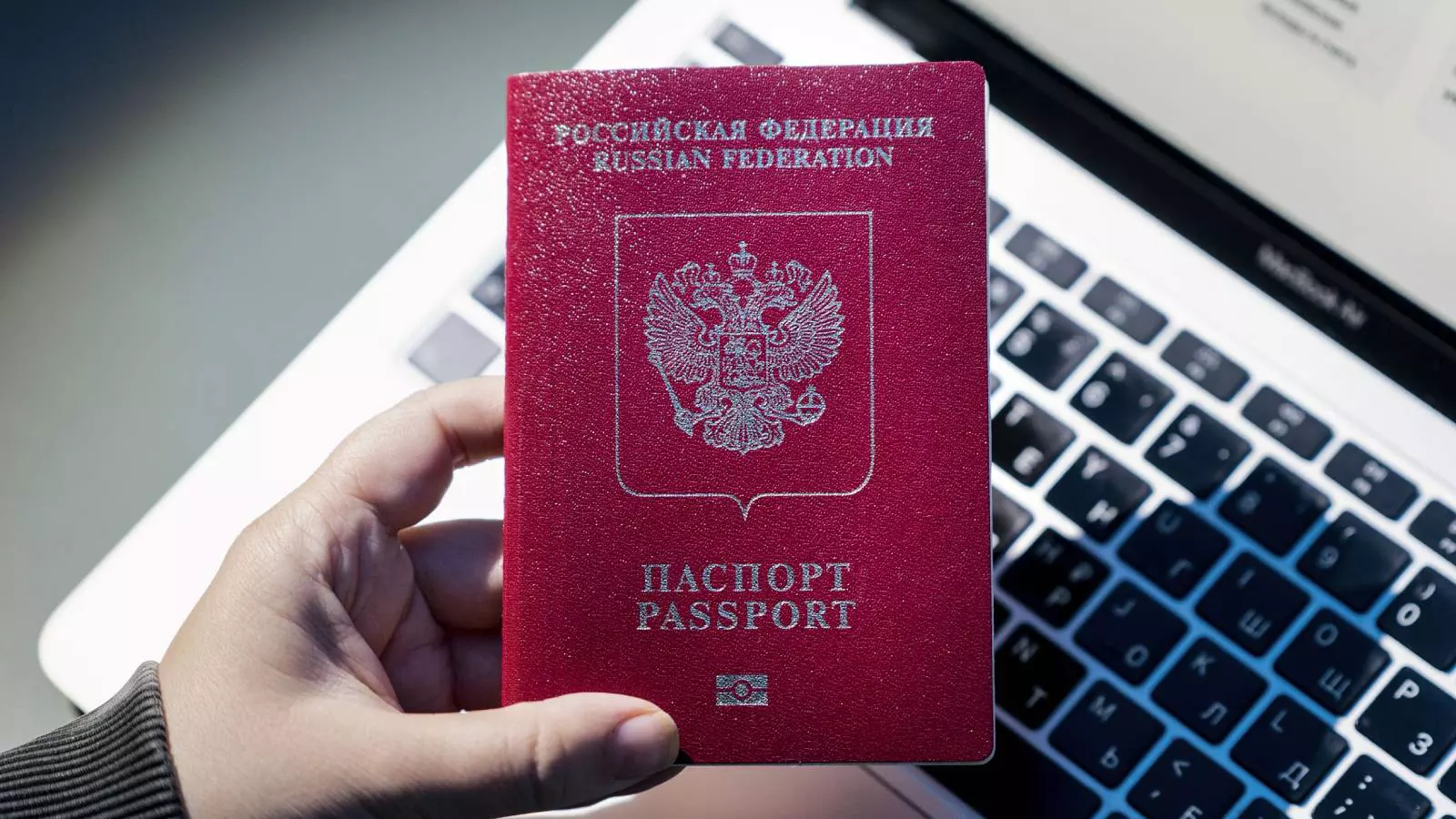 Россиянка взыскала с МВД ущерб за ошибку в загранпаспорте