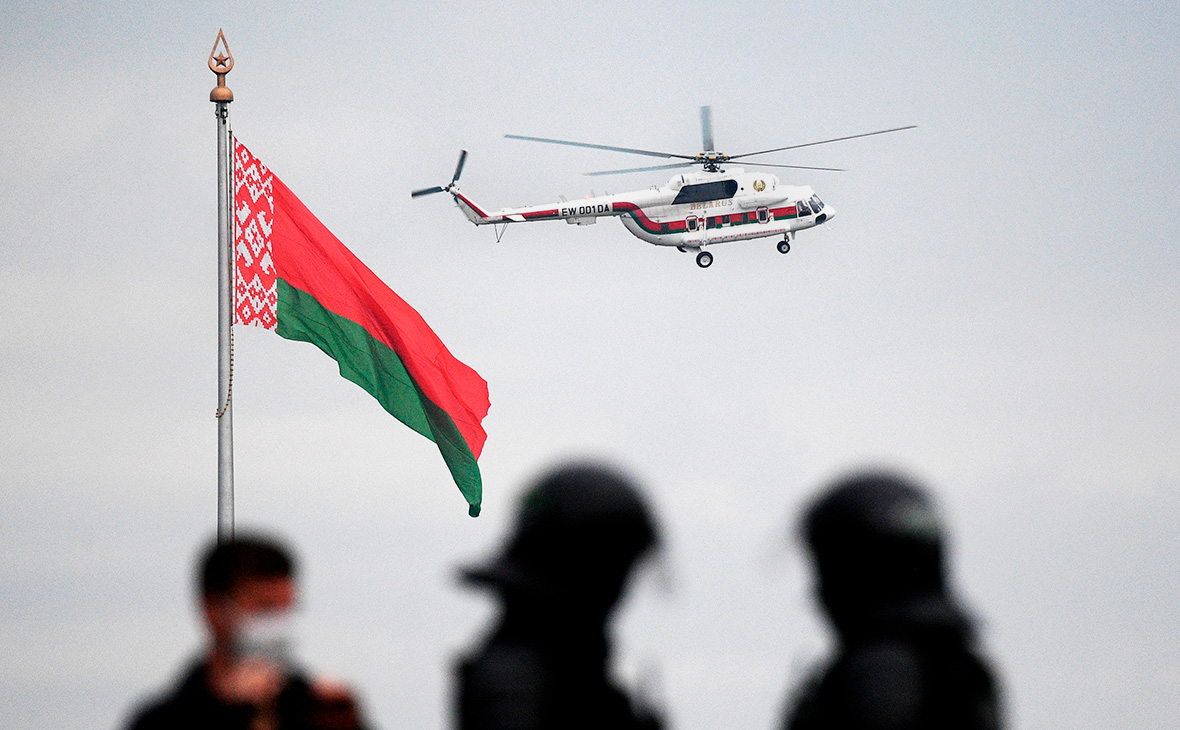 Вертолёт с Александром Лукашенко на борту над территорией Дворца независимости в Минске, 23 августа 2020г.