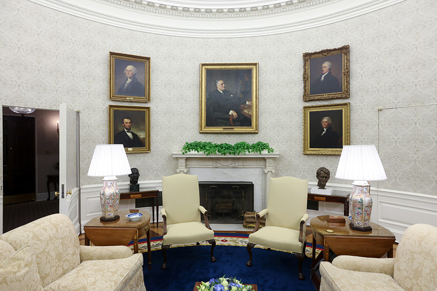 На одной из стен Овального кабинета разместили портреты четырех президентов Соединенных Штатов: Джорджа Вашингтона, Авраама Линкольна, Франклина Рузвельта, Томаса Джефферсона,&nbsp;&mdash; а также еще одного из отцов-основателей США Александра Гамильтона
