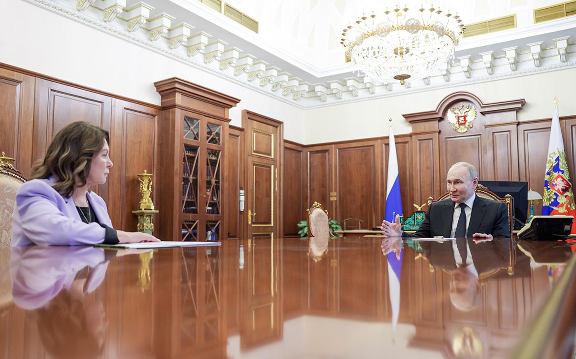 Путин предложил Подносовой «как следует поработать» над разгрузкой судов