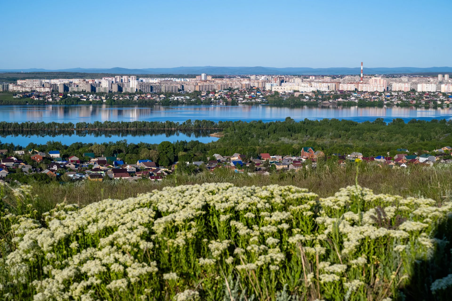 Вид на город с берега Заводского пруда