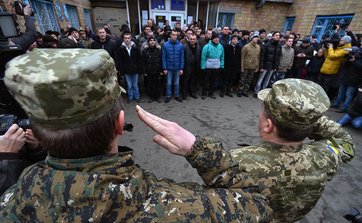 Призывники в украинскую армию на одном из призывных пунктов в Киеве