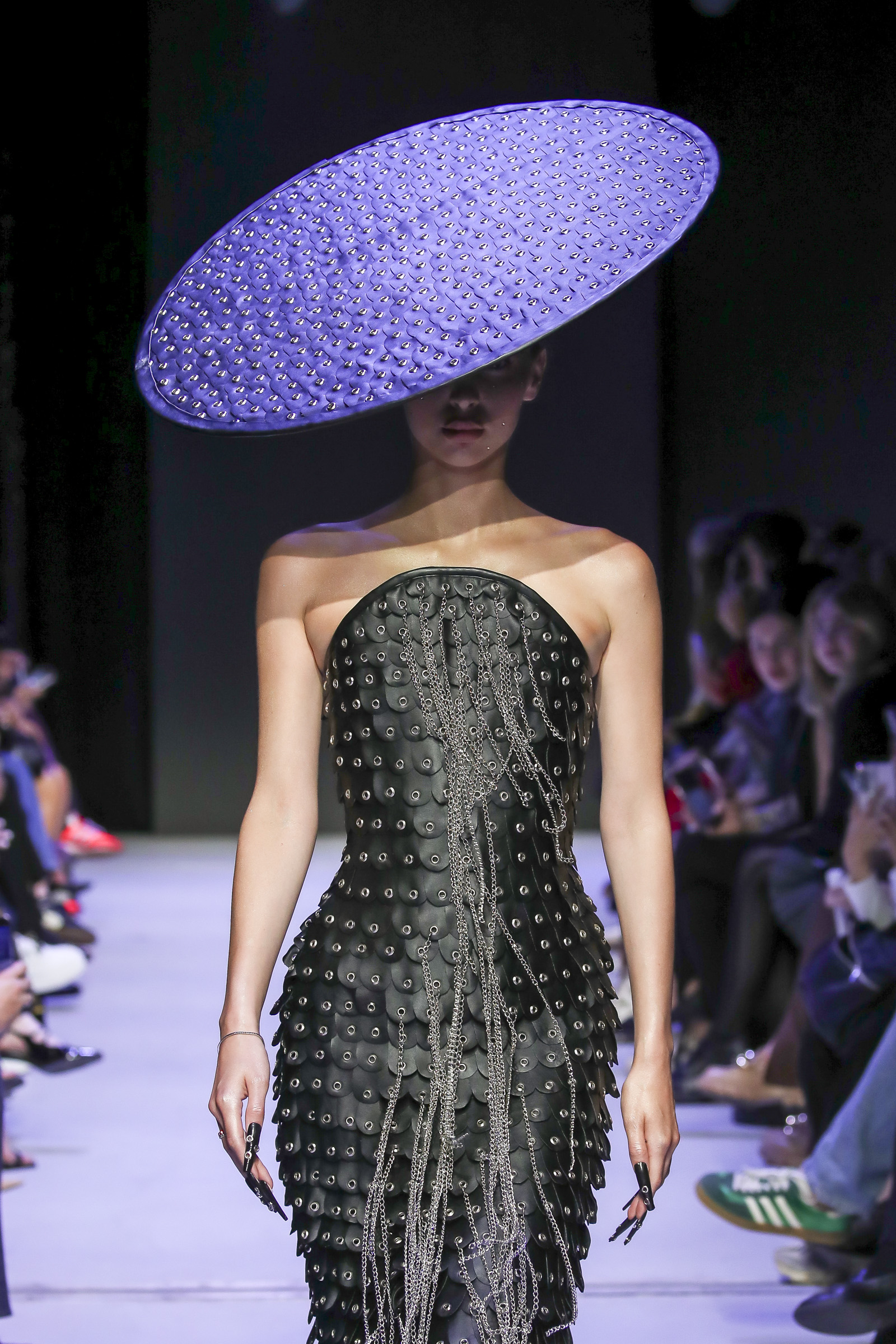 Футуристичная коллекция бразильского бренда Artemisi. В линейке можно увидеть элементы рыцарского костюма: юбка из цепей, &laquo;железные&raquo; корсеты. Изделия выполнены в темной гамме, а акцентными деталями стали бахрома и стразы.