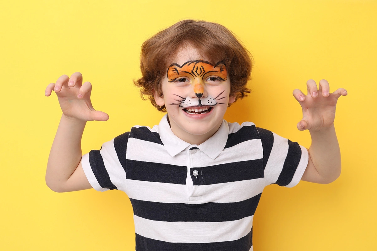 Чтобы соответствовать духу Хэллоуина, можно сделать тигру злой оскал