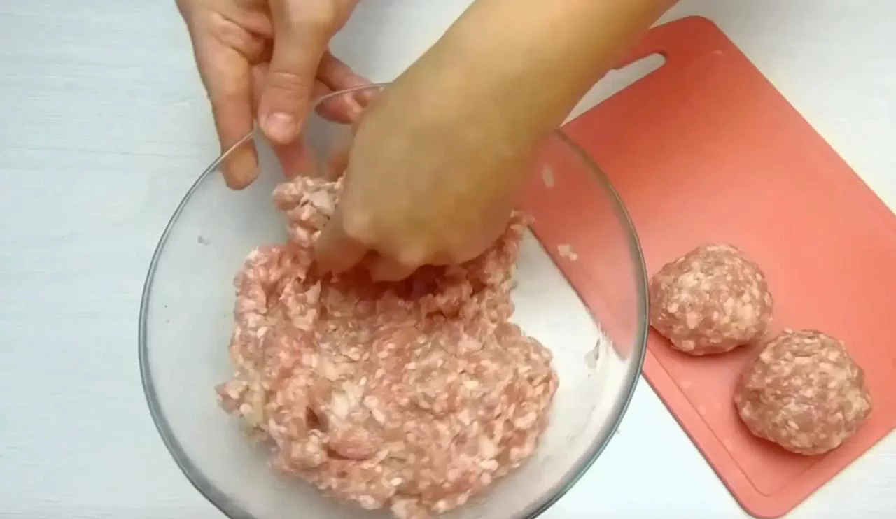 Сделайте шарики из фарша