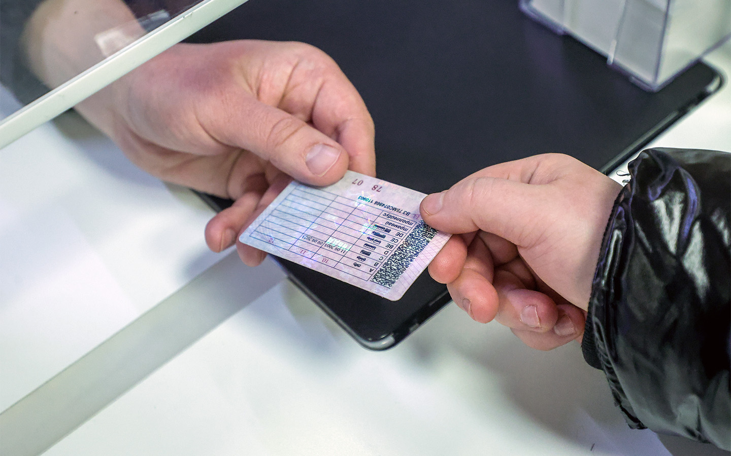 Семь лет назад представители МВД РФ утверждали, что ВУ нового поколения внешне не будут отличаться от обычных водительских прав на пластиковой основе