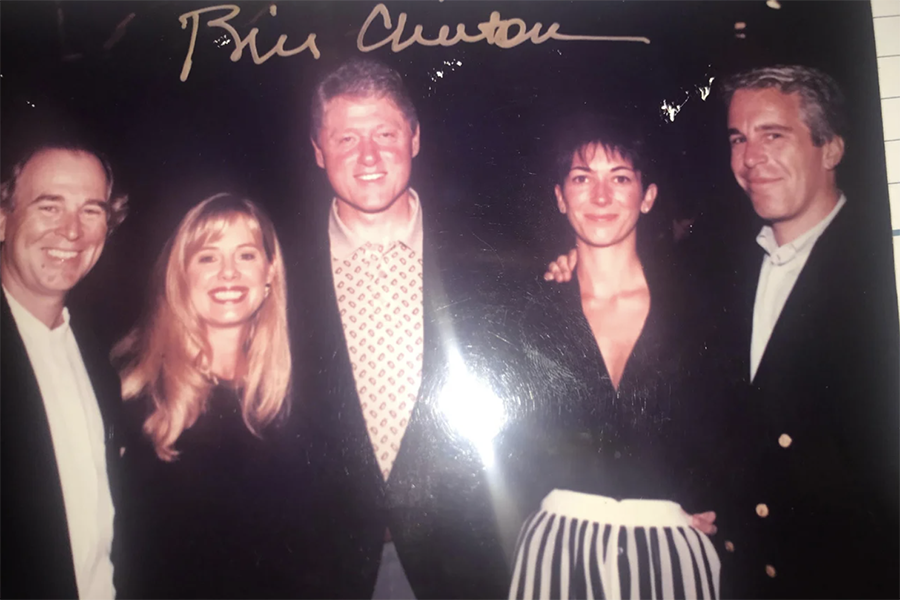 Бывший президент США Билл Клинтон (по центру), Гислейн Максвелл и Эпштейн (оба справа от Клинтона).

Максвелл&nbsp;&mdash; британская модель, дочь издателя Роберта Максвелла, владельца одного из старейших издательств мира Macmillan. Сообщница и подруга Эпштейна. Из документов суда следует, что Максвелл управляла особняком Эпштейна в Палм-Бич, где финансист насиловал несовершеннолетних. Следствие установило, что женщина искала и вербовала малолетних жертв для Эпштейна с середины 1990-х. В 2021 году ее признали виновной по пяти из шести обвинений, в том числе в торговле людьми с целью сексуальной эксплуатации. Максвелл приговорили к 20 годам лишения свободы и штрафу $750 тыс.

Что касается экс-президента Клинтона, то комитет по надзору направил ему и его жене Хиллари Клинтон (экс-госсекретарь США; в 2016-м проиграла на выборах президента Трампу) повестки для дачи показаний касательно их отношений с Эпштейном. Супруги отказались это сделать, сообщила в ноябре в соцсети X член палаты представителей США Анна Паулина Луна.

Чета Клинтонов&nbsp;упоминалась в теории заговора, появившейся после самоубийства Эпштейна в тюремной камере. Согласно ей, супруги были замешаны в смерти финансиста.

Трамп в свою очередь заявлял, что публикация материалов по делу Эпштейна раскроет правду о связях демократов, включая Клинтона. По словам республиканца,&nbsp;финансист был &laquo;пожизненным демократом&raquo;, делал пожертвования членам партии и поддерживал отношения с рядом известных представителей Демпартии. 14 ноября американский лидер заявил, что поручит Минюсту и ФБР расследовать предполагаемые связи Клинтона и ряда других лиц с Эпштейном.