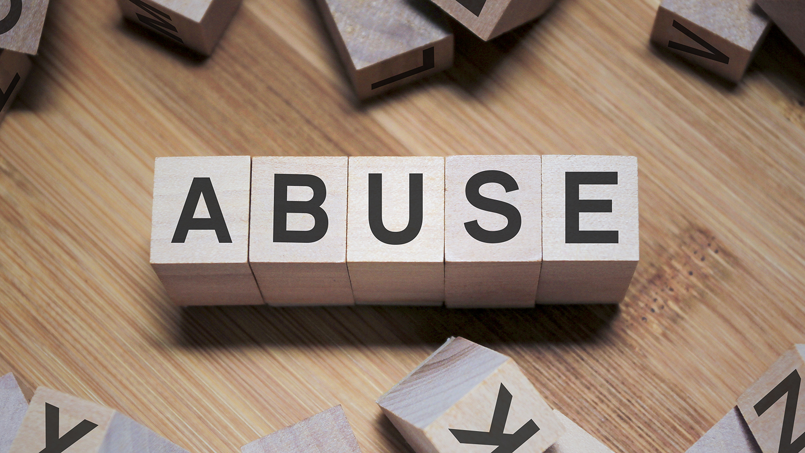 Слово «абьюзер» происходит от английского глагола abuse, которое означает «злоупотреблять», «оскорблять», Іплохо обращаться»