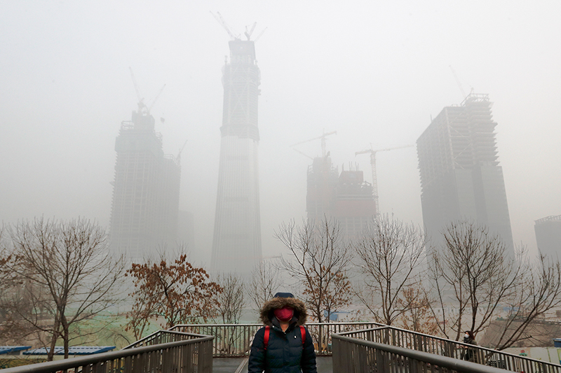 Уровень загрязнения в&nbsp;Северном Китае достиг критических показателей&nbsp;&mdash;&nbsp;индекс качества воздуха (AQI) превышает отметку 200 (&laquo;очень нездоровый&raquo;). В некоторых районах индекс превысил отметку&nbsp;900
