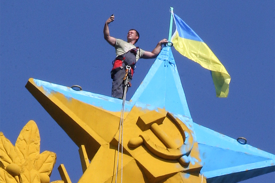 Во время демонтажа украинского флага, вывешенного на жилом доме на Котельнической набережной