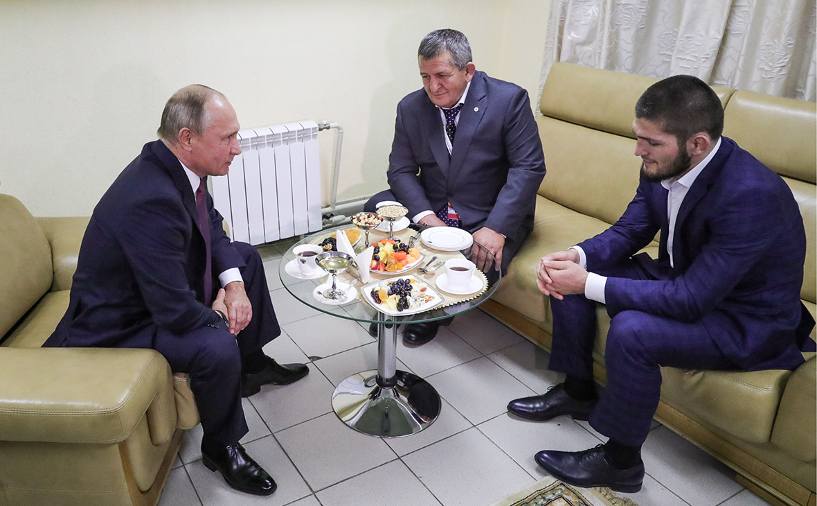 Владимир Путин, отец и тренер Х.Нурмагомедова Абдулманап Нурмагомедов и Хабиб Нурмагомедов (слева направо)
