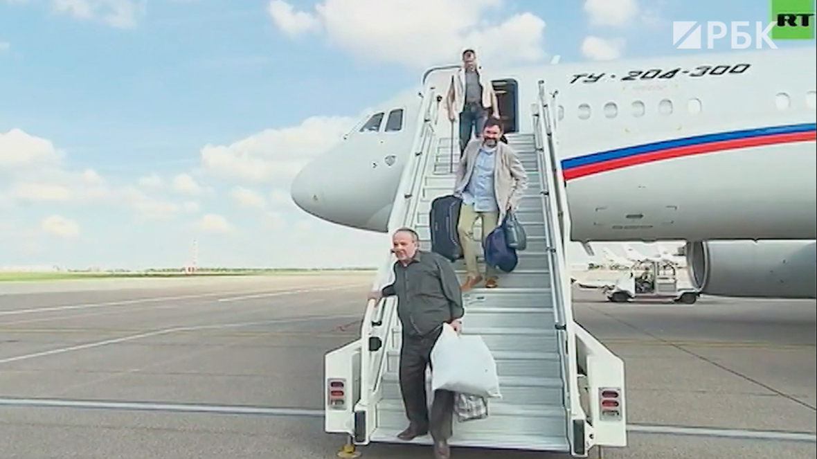 Прибытие во Внуково с Украины российских заключенных. Полное видео