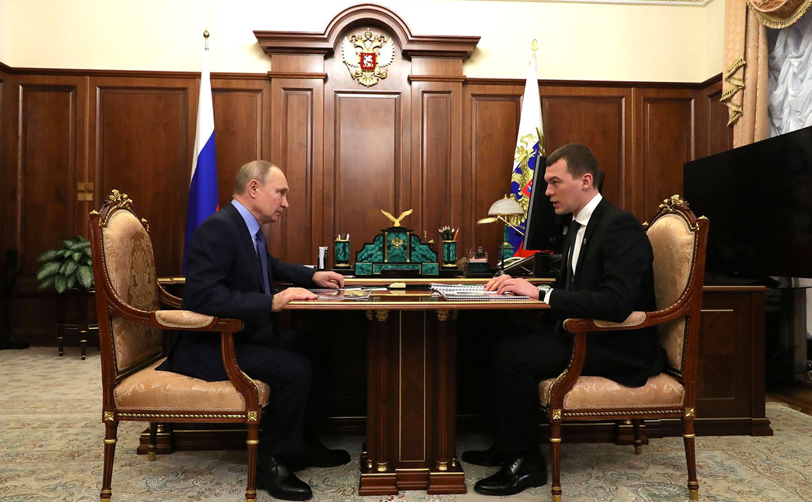 Владимир Путин и Михаил Дегтярев во время встречи в Кремле