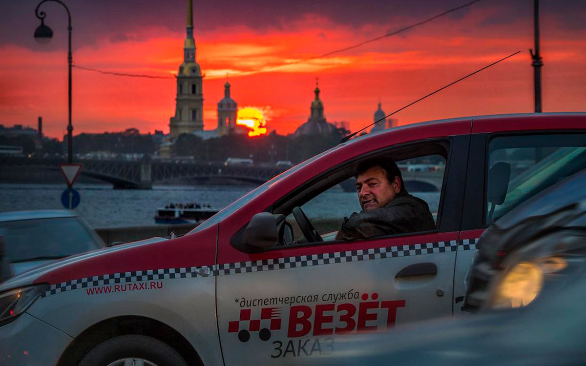 Профсоюз таксистов выступил против сделки «Яндекс.Такси» и группы «Везёт»