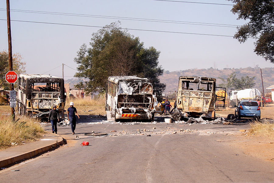 В городе Пьермарицбурге провинции Квазулу-Натал при беспорядках погибли по меньшей мере пять человек



