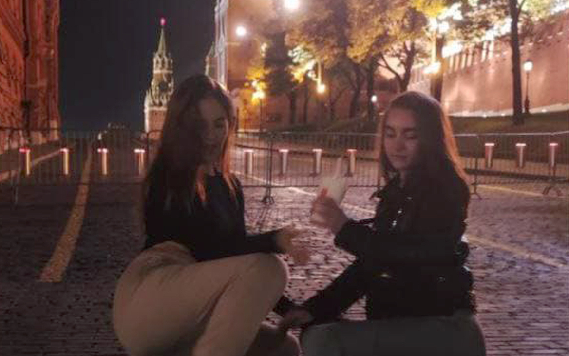 Суд арестовал опубликовавшую оголенное фото на фоне Кремля девушку