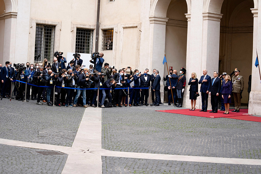 На фото: журналисты работают на официальном визите президента США Джо Байдена&nbsp;на встрече&nbsp;в палаццо&nbsp;Киджи&nbsp;с премьер-министром Италии Марио Драги.&nbsp;Рим, Италия, 29 октября 2021 года.

Очередной повод наведаться в Европу Байдену представил саммит &laquo;Группы 20&raquo;. Находясь в столице Италии, американский лидер также посетил Ватикан и встретился с папой римским Франциском.

В повестке саммита G20 были обсуждения изменений&nbsp;климата, пандемии и восстановления после нее. Встреча позволила США и Евросоюзу урегулировать спор вокруг тарифов на сталь и алюминий&nbsp;&mdash; ограниченные объемы этих металлов&nbsp;снова стали импортировать&nbsp;в США беспошлинно