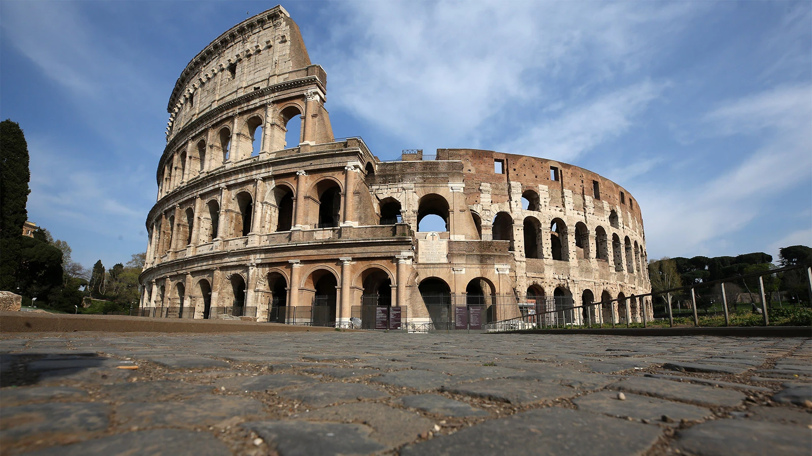 Колизей — одна из главных достопримечательностей Италии, построенная в I в. н. э. в виде амфитеатра