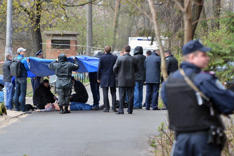 Криминалисты и работники полиции работают на месте убийства журналиста-оппозиционера Олеся Бузины в Киеве