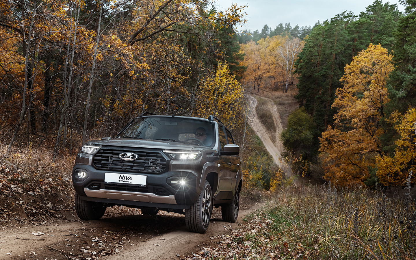Благодаря &laquo;низовому&raquo; мотору обновленная Lada Niva Travel уверенно взбирается в крутые подъемы даже на второй передаче. Достаточно перейти на понижающий ряд