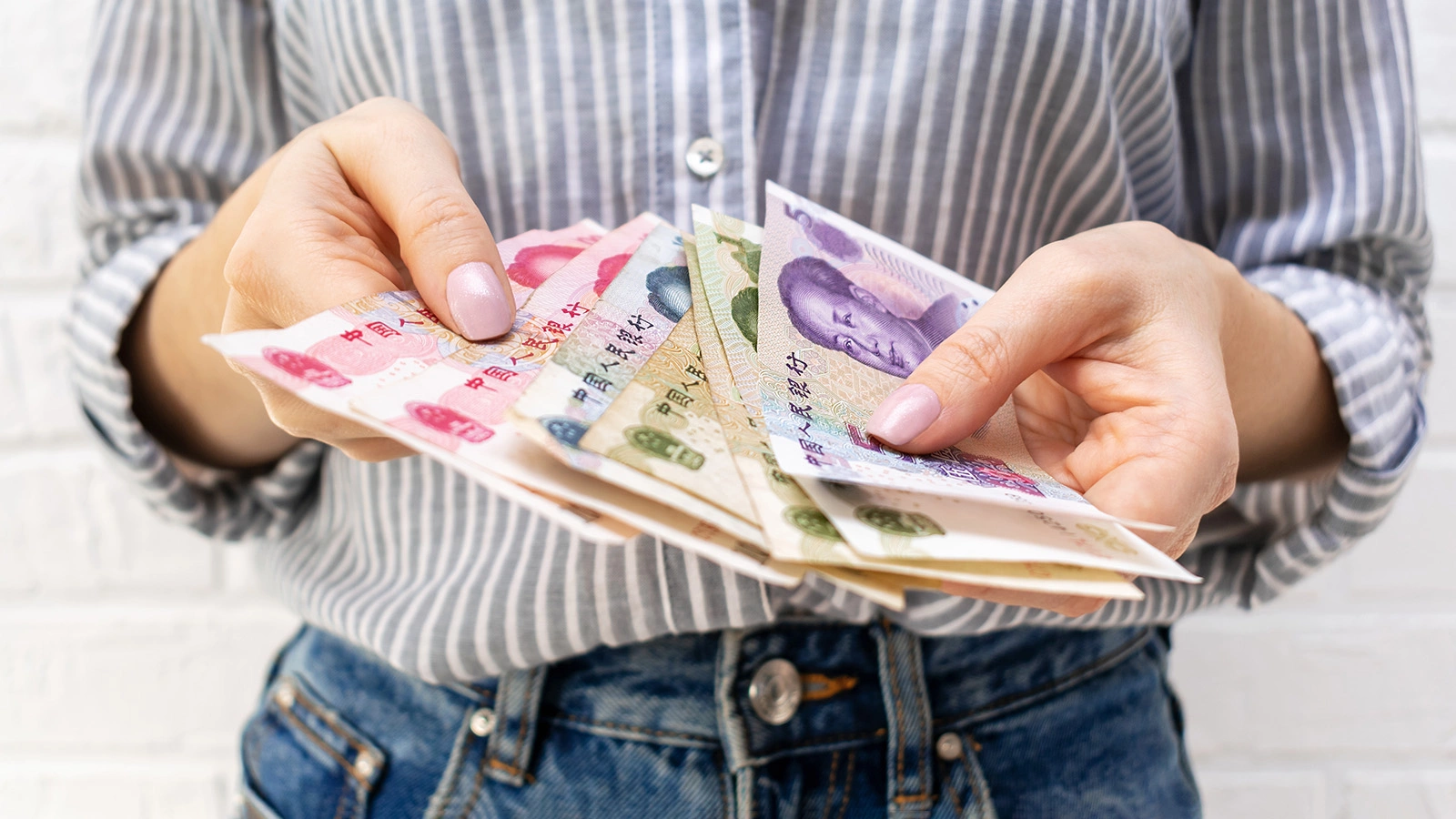 Китаец подал на развод с потратившей $94 000 на донаты женой