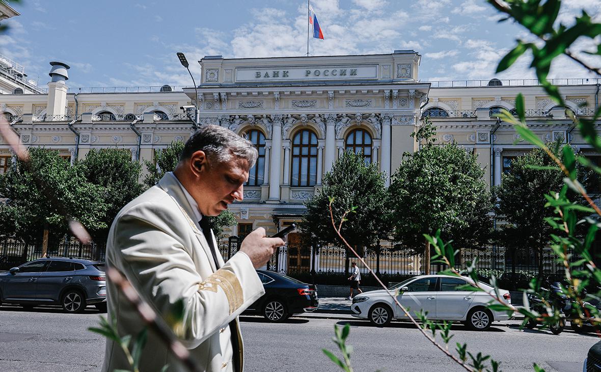 ЦБ назвал основной фактор ослабления рубля