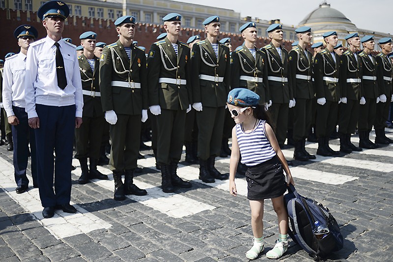 Десантники перед торжественным парадом по Красной площади во время праздничных мероприятий. 