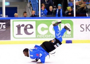 Хоккеист из Свазиленда устроил сумасшедшее шоу на льду