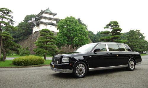 Toyota подарила императорской семье новый лимузин