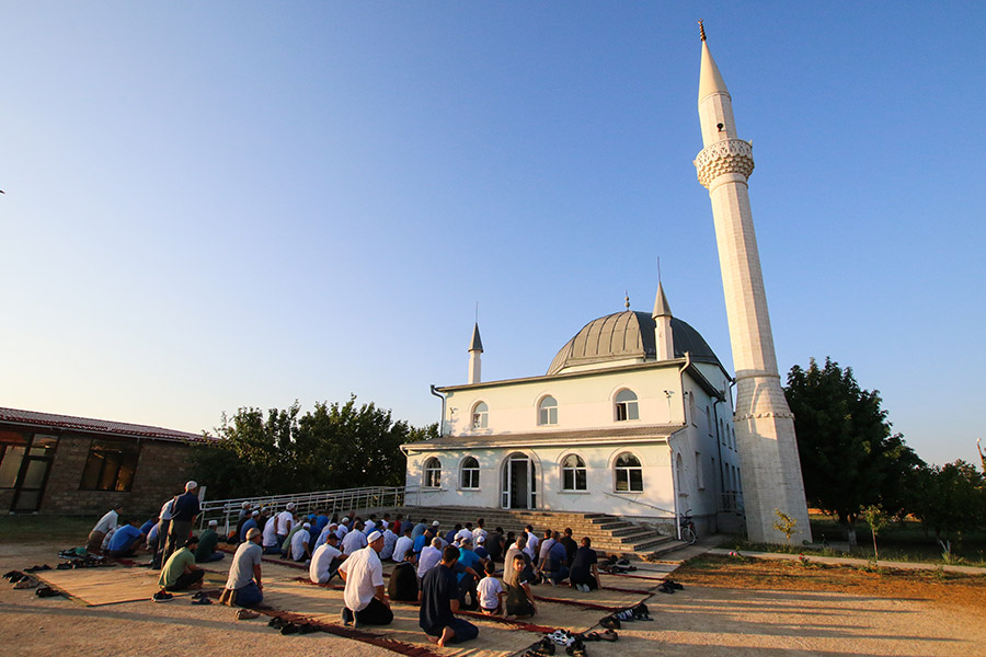 Намаз у соборной мечети в городе Саки, Крым