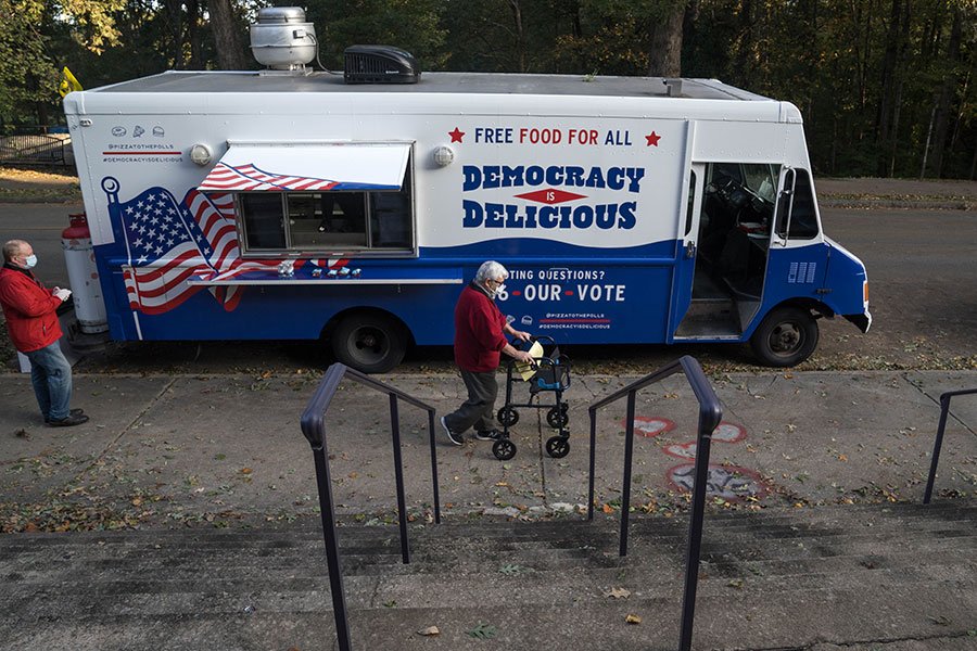 Передвижная закусочная с бесплатной едой перед избирательным участком в Атланте, Джорджия.

Надпись на фудтраке: &laquo;Демократия&nbsp;&mdash; это вкусно&raquo;