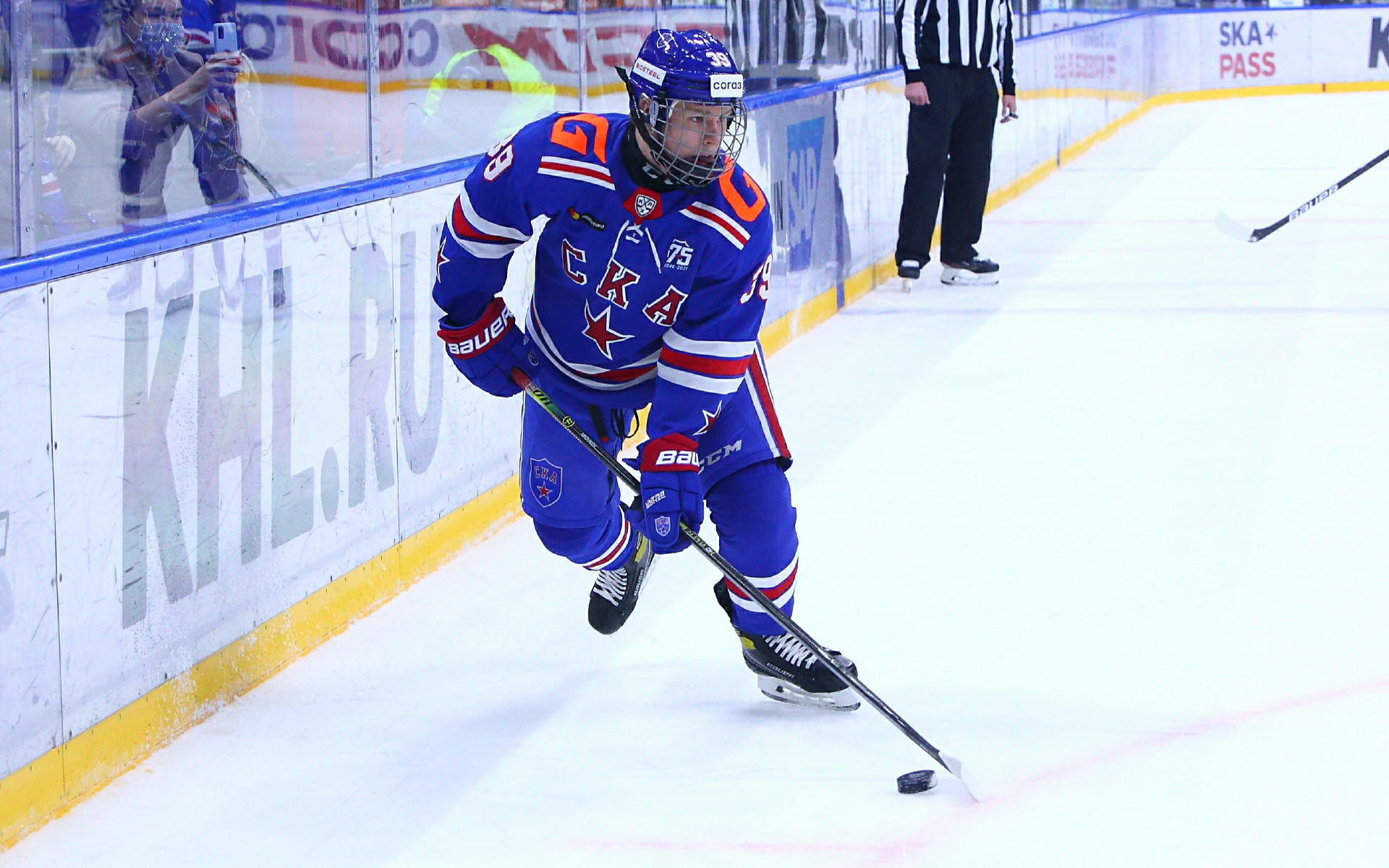 Рекордсмен сборной по хоккею вернулся в Россию после карантина в Канаде