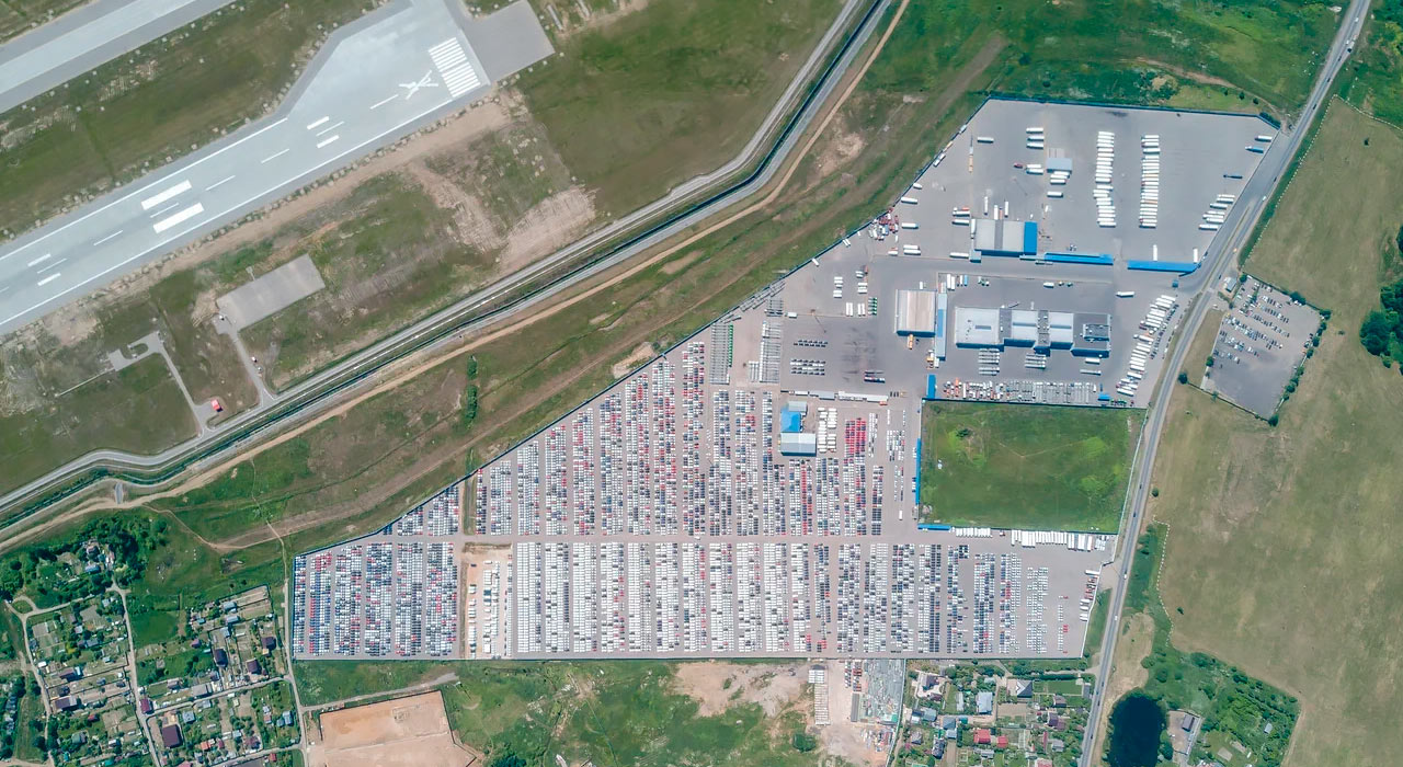 Приблизительная вместимость этой площадки&nbsp;&mdash; около шести тысяч автомобилей. Хорошо видно, что площадь занята почти целиком.