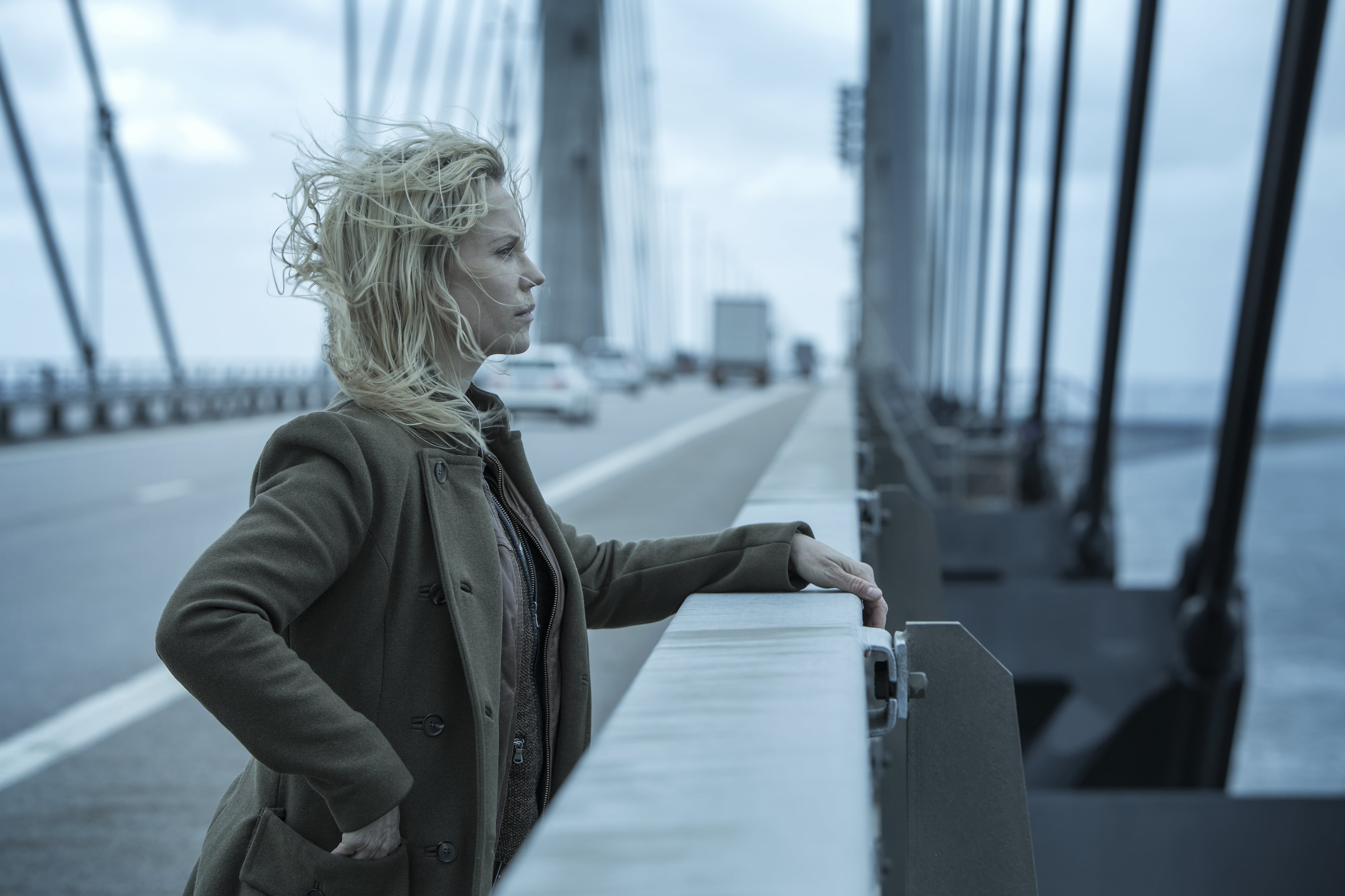 Главная героиня шведского сериала &laquo;Мост&raquo;, детектив Сага Норен, возможно, страдает алекситимией. Она мало говорит о своих чувствах, не замечает реакций окружающих на ее поведение и из-за этого попадает в неловкие ситуации.
