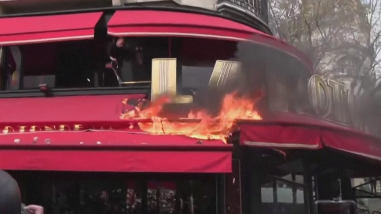 Протестующие в Париже подожгли любимый ресторан Макрона